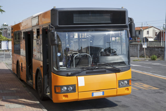 Con le doglie sul bus Anm senza biglietto: il controllore la fa scendere