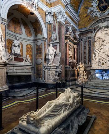 Ad agosto il Museo Cappella Sansevero che custodisce il celebre Cristo Velato rimarrà aperto tutti i giorni, sette giorni su sette senza rispettare la consueta chiusura settimanale del martedì, dalle 9 alle 19, con prenotazione obbligatoria.