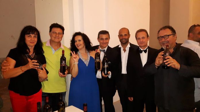 Successo di pubblico per il concerto di "Noi per Napoli" Atmosfere da sogno...d'Estate con il soprano Olga De Maio, il tenore Luca Lupoli e le ricche bontà enogastronomiche con Antonio Iovino, Salvatore Staiano ed il Gran Caffè Gambrinus.