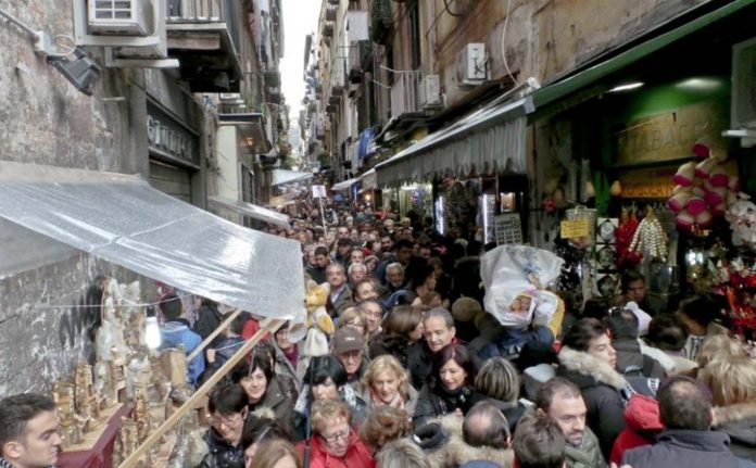 Vacanze da tutto esaurito a Napoli: 380mila turisti in città