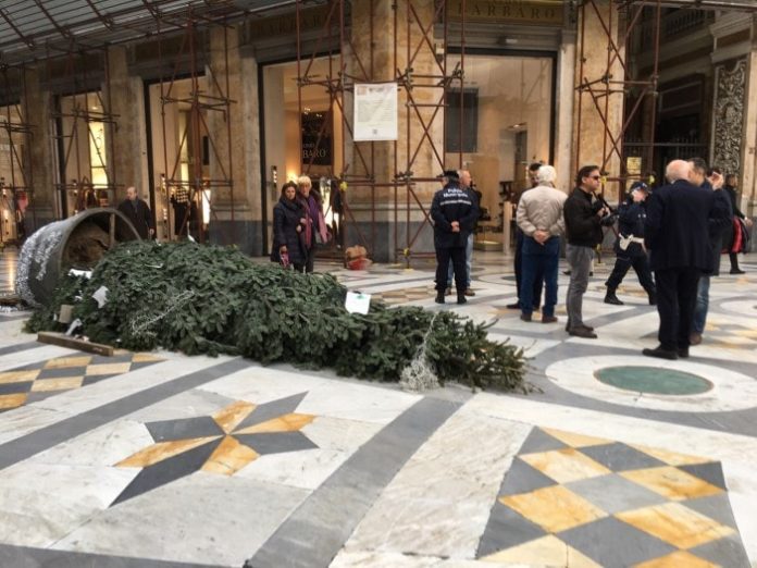 Raid sull’albero di Natale: possibile chiusura notturna della Galleria Umberto