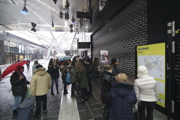 ANM, caos metrò: polizia libera binari e treni ripartono dopo 7 ore