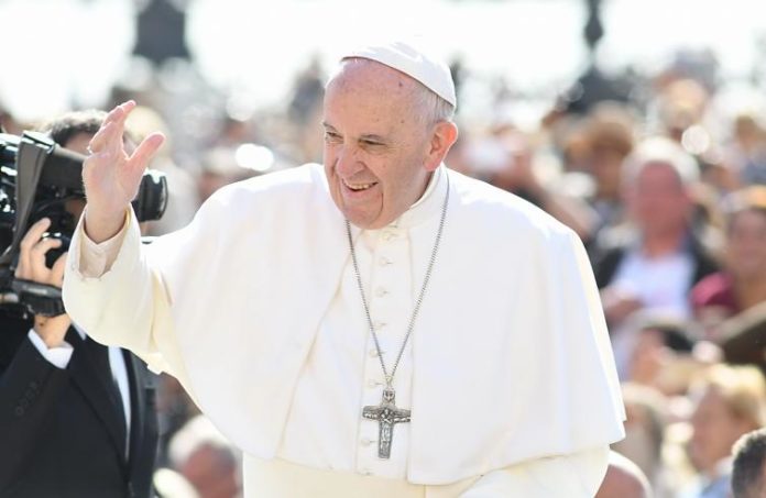 Papa Francesco in Cile, un oggetto lanciato dalla folla lo sfiora