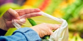 Sacchetti biodegradabili a pagamento, polemiche sul web