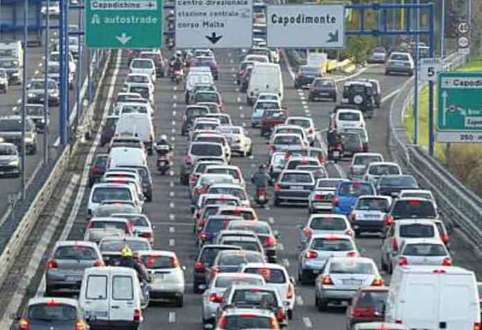 Tangenziale di Napoli, tir bloccato di traverso sotto la galleria Capodimonte: traffico bloccato da 3 ore