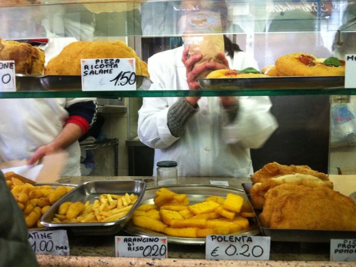 Cibo da strada nel cuore di Napoli. Passeggiata nei Decumani "Frienn magnann"