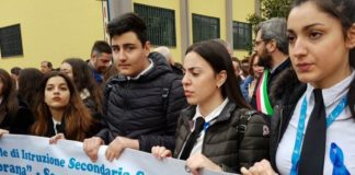 Cronaca Caserta, prof accoltellata: studenti in corteo anti-violenza