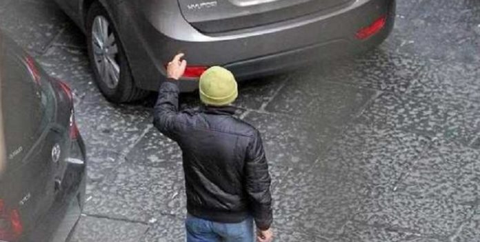 Cronaca di Napoli, parcheggiatore abusivo spara: tre feriti nella fuga