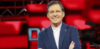 Fabrizio Frizzi, grande folla a Piazza del Popolo per i funerali