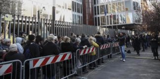 Fabrizio Frizzi, aperta la camera ardente tra una folla di vip e gente comune