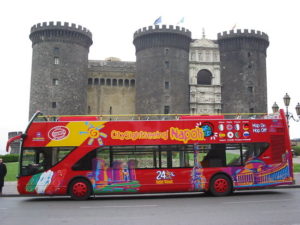 Napoli, la protesta dei tassisti per l'ok del Comune ai bus turistici in città