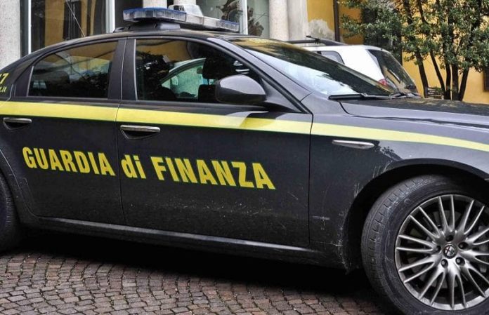 Aversa, scoperto falso promotore finanziario: sequestro da 2,5 milioni