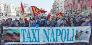 Bus turistici a Napoli, la protesta dei tassisti per l'ok del Comune