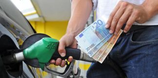 Caro carburanti a Napoli, controlli in città e provincia