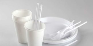 Ue, stop entro 6 anni a cotton fioc, piatti e posate di plastica