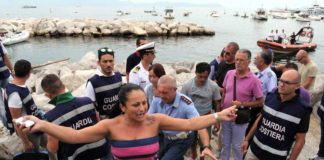 Napoli, donna tenta il suicidio per i sigilli agli ormeggi abusivi