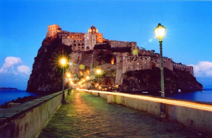 Ischia, notte di follia: kamikaze si barrica nel Castello Aragonese