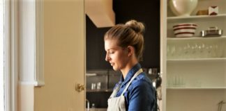 Strofinacci da cucina sono pericolosi nidi di batteri. Ecco come