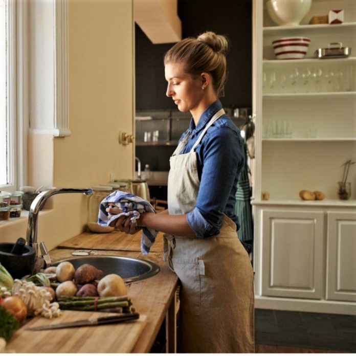 Strofinacci da cucina sono pericolosi nidi di batteri. Ecco come