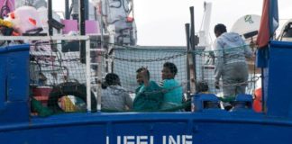 Migranti, nave Lifeline forse approderà a Malta: polemica Francia-Italia