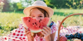 Merenda estiva per i bambini: Si al ghiacciolo di frutta, no ai biscotti