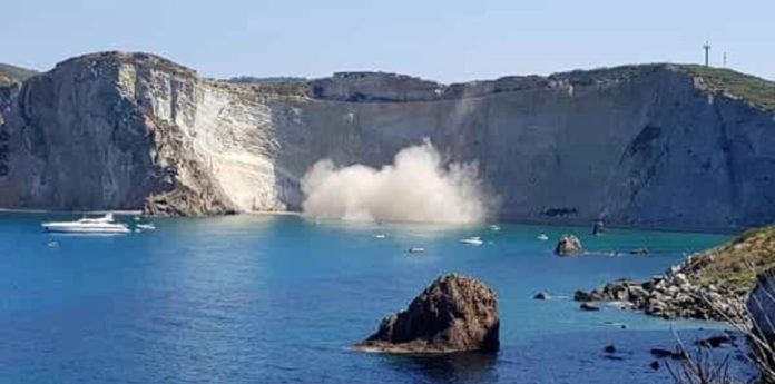 Ponza, crolla costone a Chiaia di Luna: tre turisti salvi per miracolo