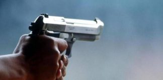 Spari a Forcella, 13enne ferito in un raid contro un centro scommesse