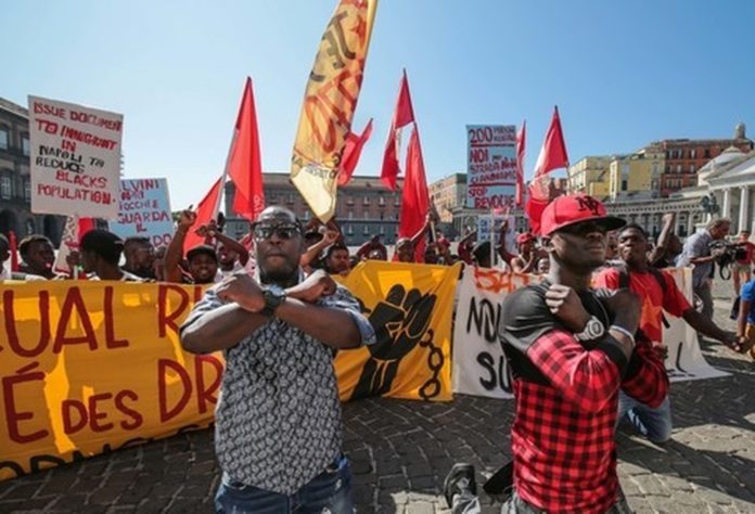 Migranti, sit-in a Napoli: “Nostro diritto rimanere"