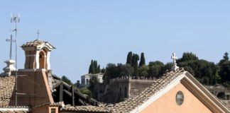 Roma, crolla tetto San Giuseppe dei Falegnami: nessun ferito