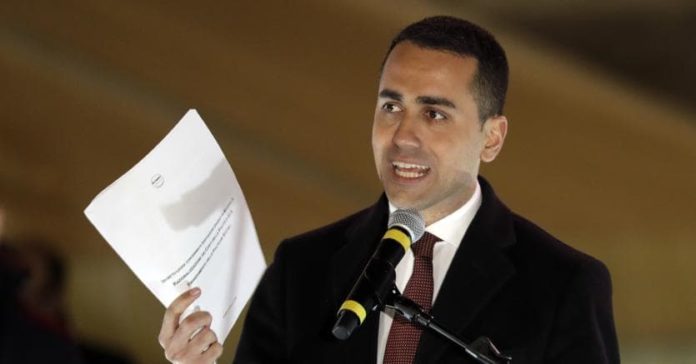 Di Maio presenta i documenti sull'azienda del padre: assunzione in regola