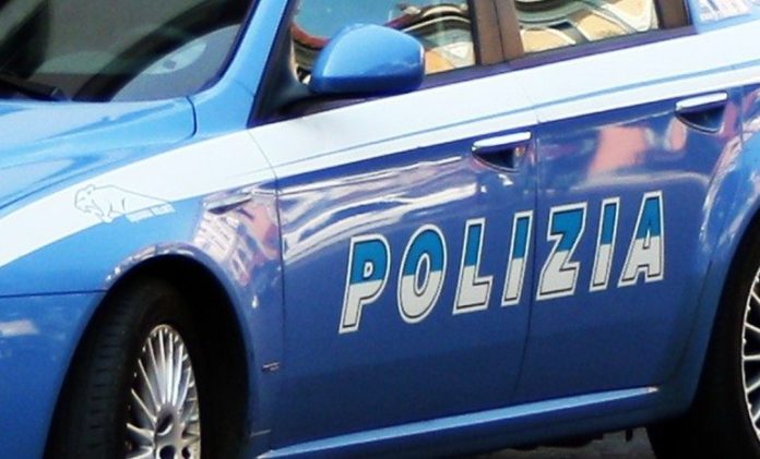 42enne colpita da malore in autostrada, poliziotti badano ai figli