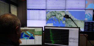 Alcuni sismogrammi del terremoto di magnitudo 2.0 del 18 agosto alle 17:34. Le forme d'onda sono ordinate dalla più vicina (in alto) a quelle più distanti. Le prime due in alto sono registrate dai sismometri installati da Sismiko il 17 agosto.