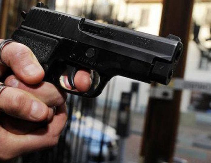 Napoli, spara a negoziante rivale ma la pistola si inceppa