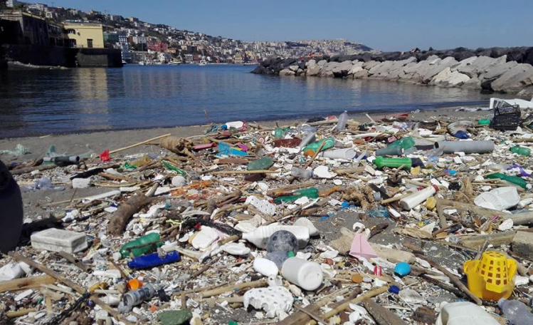 A Posillipo i volontari di Greenpeace hanno ripulito la baia di Riva Fiorita