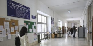 Napoli, al liceo Sannazaro mancano aule: prof e alunni al mare