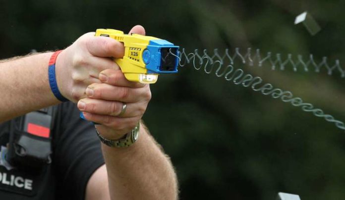 Taser, parte la sperimentazione: anche Napoli tra le città pilota