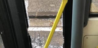 Lite nel traffico finisce a martellate: frantumato il vetro di un bus Anm