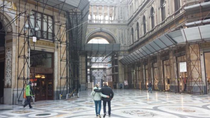 Napoli, nuovi crolli all’interno della Galleria Umberto