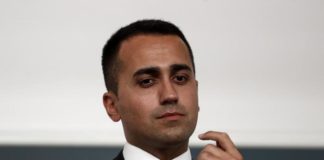 Reddito di cittadinanza, code a Scampia per chiedere informazioni
