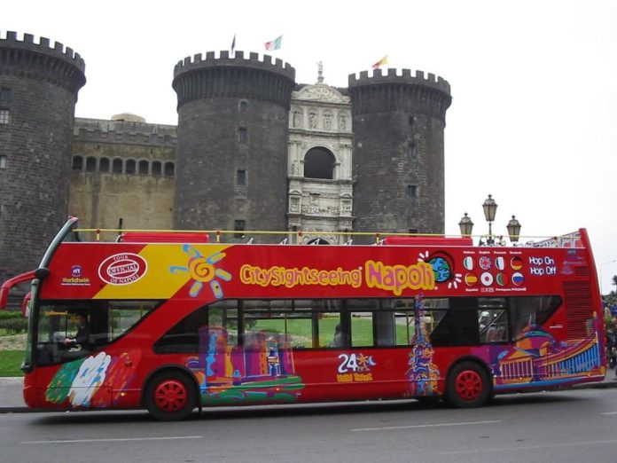 L’amica geniale, ecco il tour letterario a Napoli sul “bibliobus”