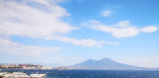Rapina al bar Moccia di Posillipo, tanta rabbia e delusione per il direttore Donato Balzerano. Questa è la seconda volta che il locale viene derubato.