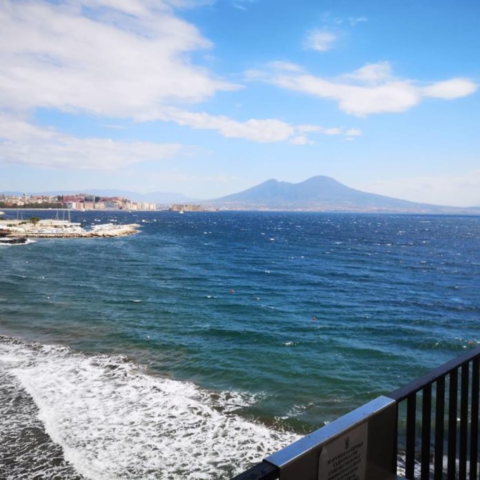 Rapina al bar Moccia di Posillipo, tanta rabbia e delusione per il direttore Donato Balzerano. Questa è la seconda volta che il locale viene derubato.