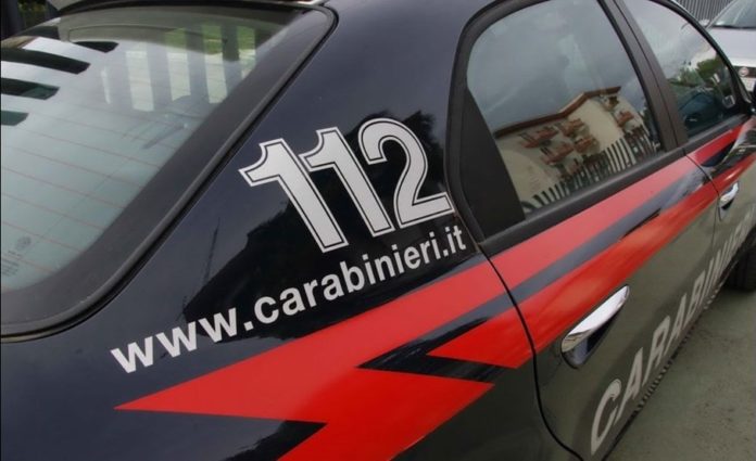 Pedinavano e rapinavano anziani con la tecnica del filo di banca: 5 arresti