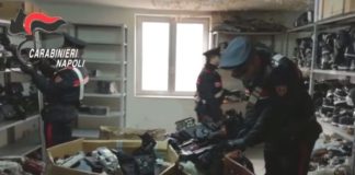 Capannone di pezzi di auto rubate scoperto a Pozzuoli