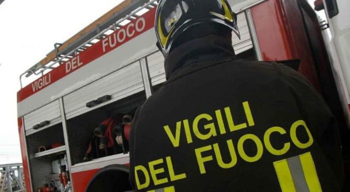 Casoria, rogo su Circumvallazione esterna: in fiamme una sala ricevimenti