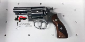 Afragola, blitz al Rione Salicelle: sequestrate 2 pistole, coltello e droga