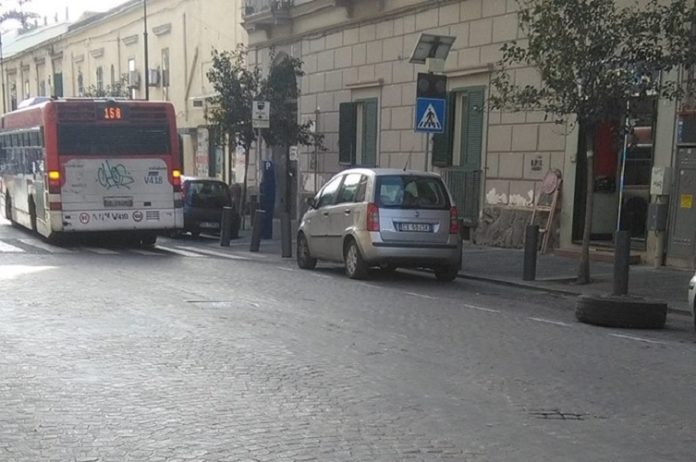 Portici, bus Anm perde una ruota durante la corsa: paura a bordo