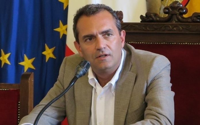 Luigi de Magistris: "Alleanza con M5S? A breve sciolgo le riserve sulle regionali"