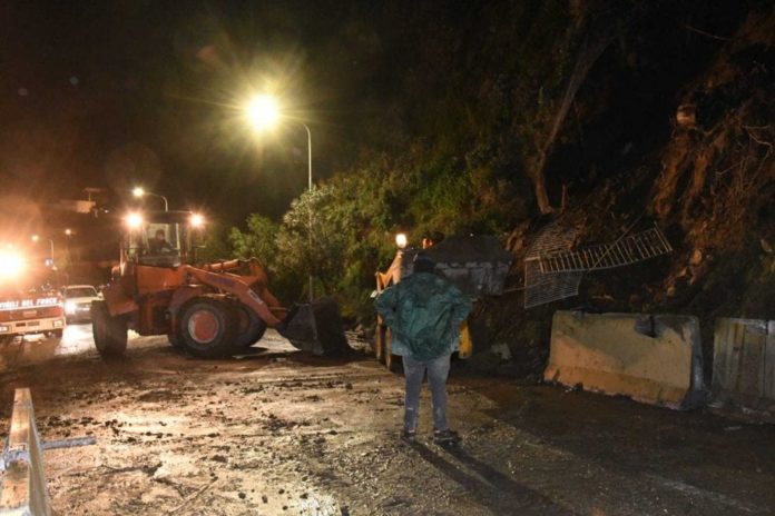 Ischia, frana a Casamicciola: isola tagliata in due e scuole chiuse