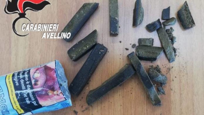 Fermato con hashish, aggredisce i Carabinieri: arrestato 22enne di Mercogliano